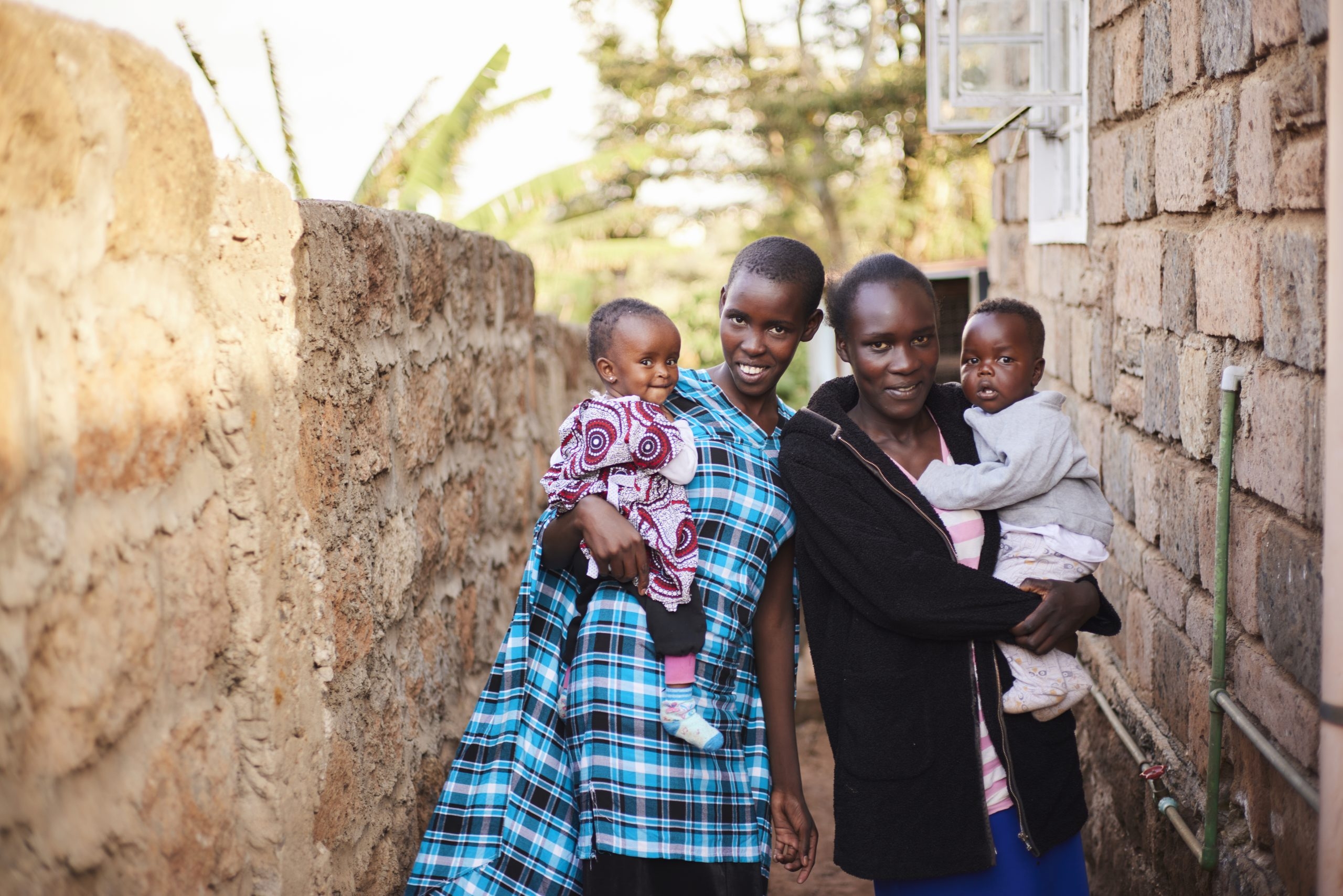 Unga mammor på Kenswed med sina barn