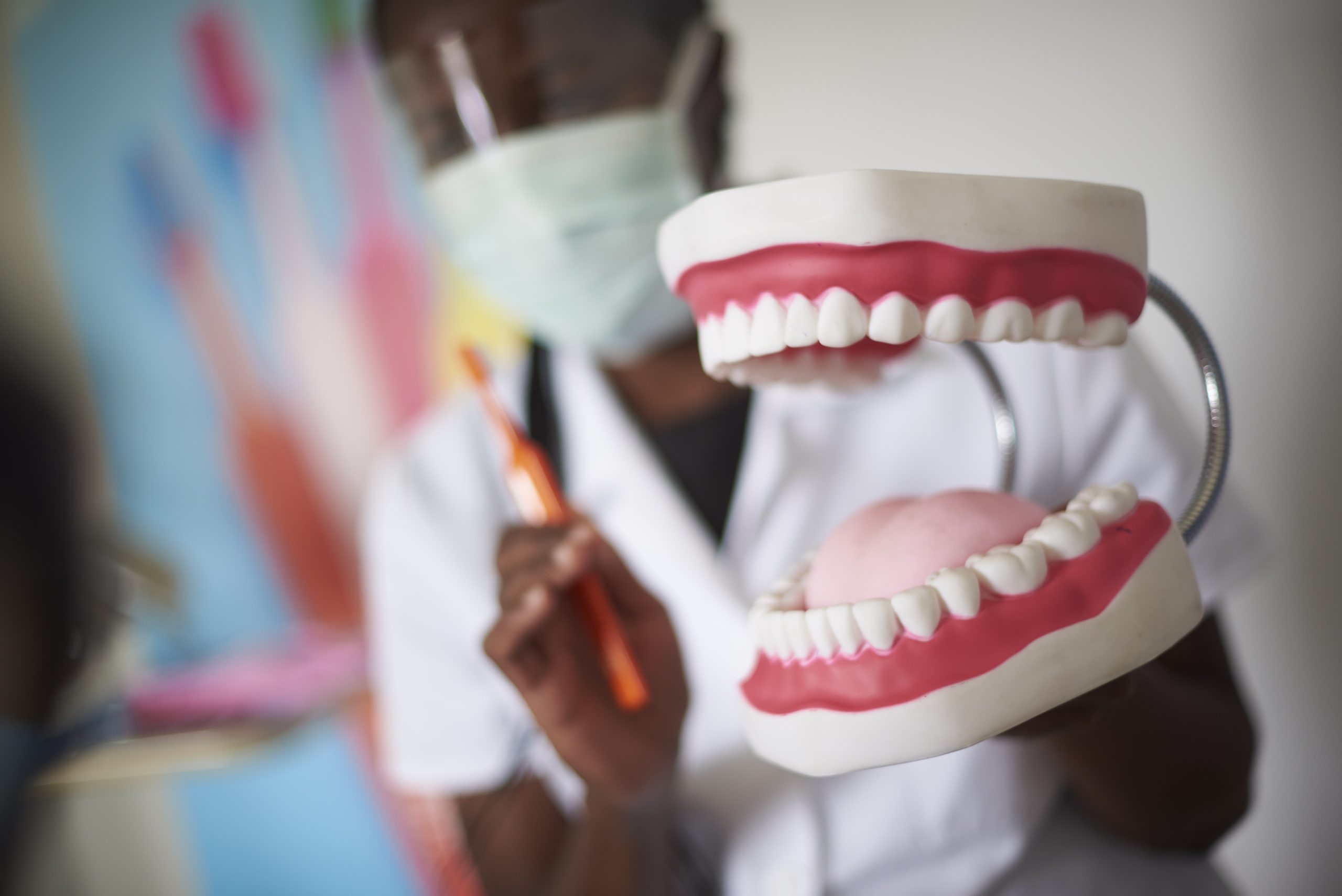 Tandsköterska på Kenswed tandvårdsklinik visar hur tandvård fungerar. (Foto: Frida Ström)